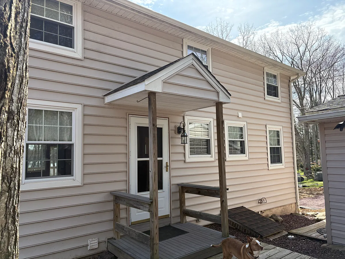 Building Photo - 1611 Lakeview Dr