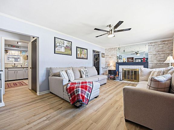 3rd image of 376 Tallman St