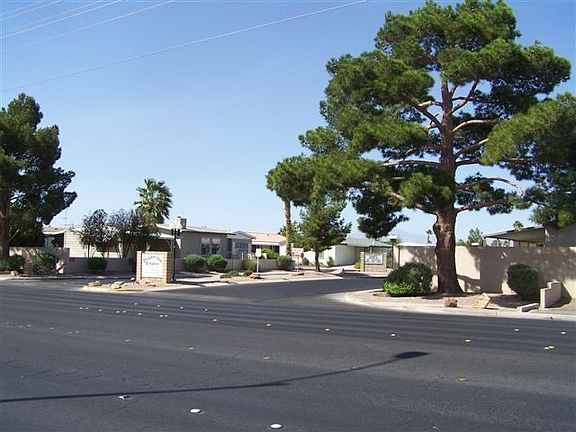 Entrance to Desert Inn Mobile Estates