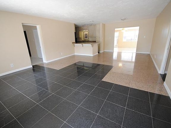 4th image of 1640 Greenlea Dr