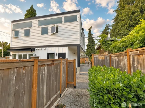 708 N 102nd Street #2, Seattle, WA 98133
