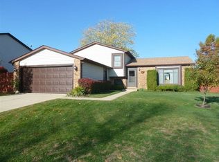 500 Waterford Dr, Lindenhurst, IL 60046