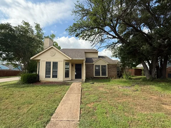 413 Creekwood Ln, Lewisville, TX 75067