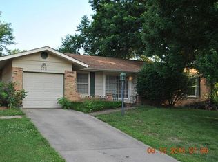 375 Genoa Dr, Ballwin, MO 63021