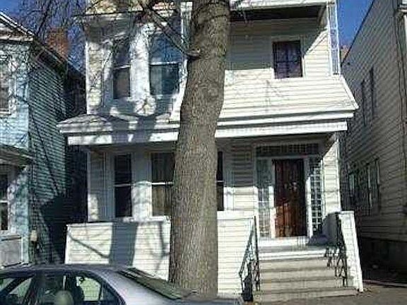 Front of house - covered porch!