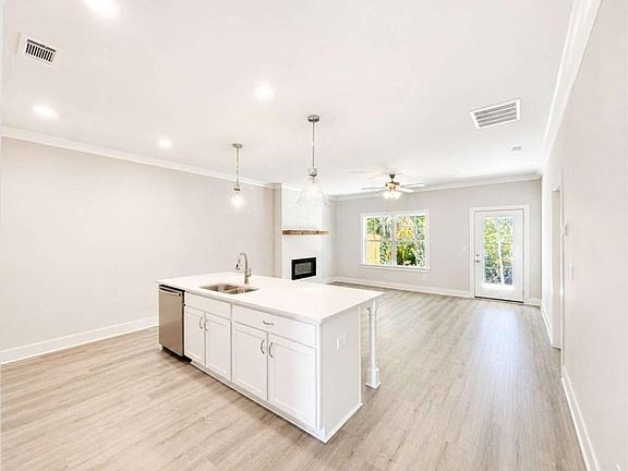 5th image of 28 Village Ct
