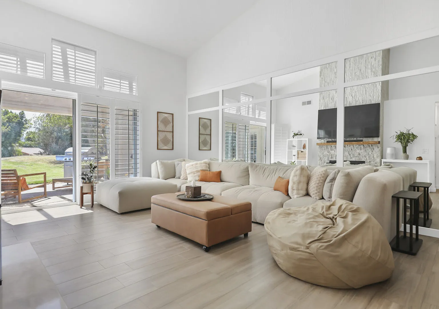 LUX |Condo *Rare* King Bed with Hot Tub and Pool — Photo 3