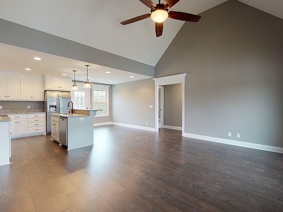 3rd image of 318 Shelby Cir