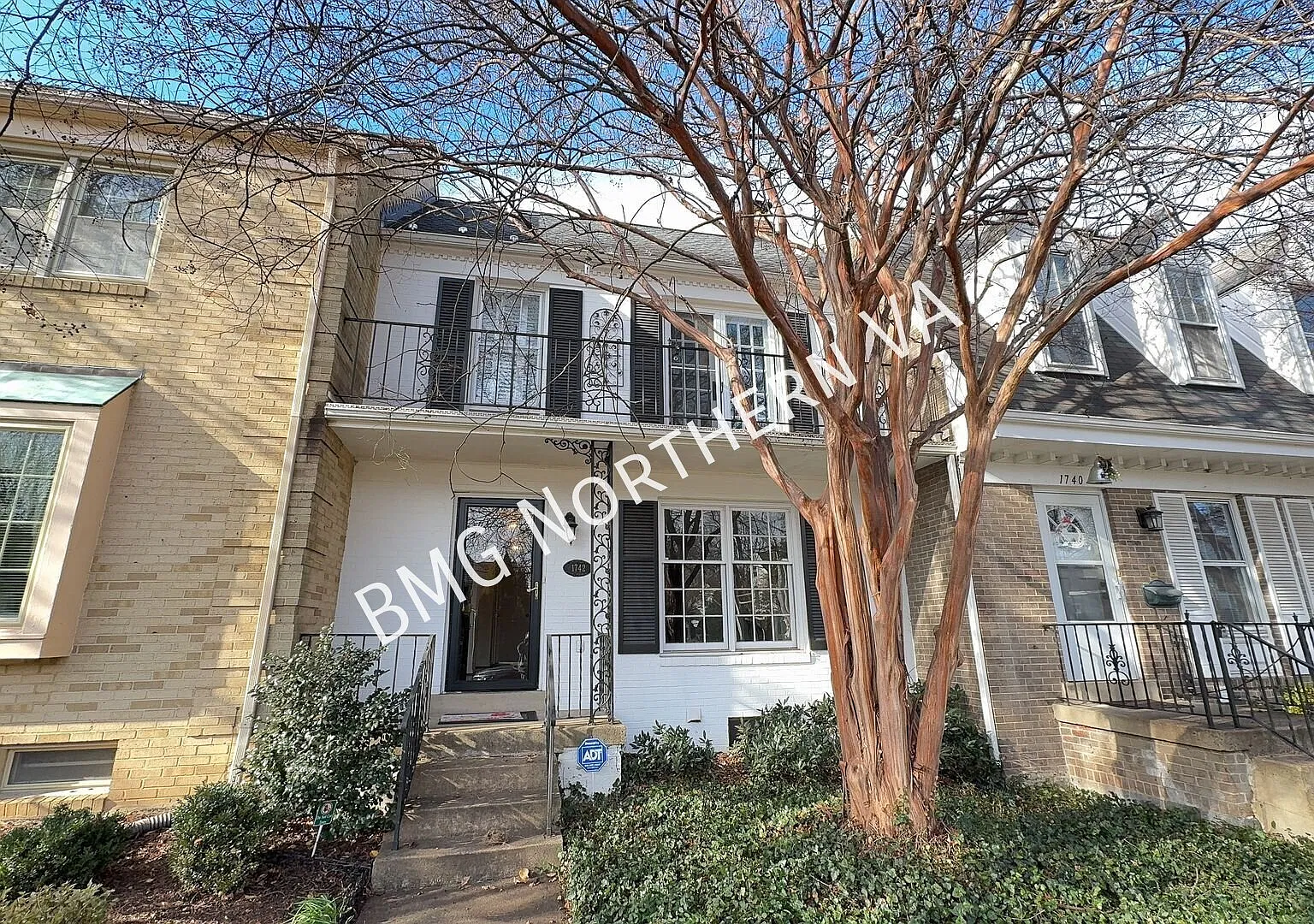 Beautiful 3 Bed 2.5 Bath Interior Townhome With Fenced Yard In Hallcrest Heights — Photo 1