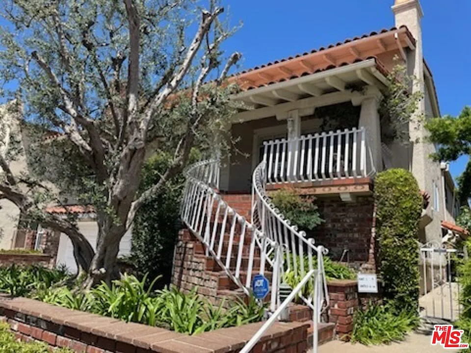 2 bed, 2.0 bath, 1122 sqft, $4,000 — Photo 2