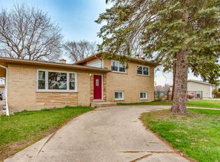 170 Kings Rd, Carpentersville, IL 60110