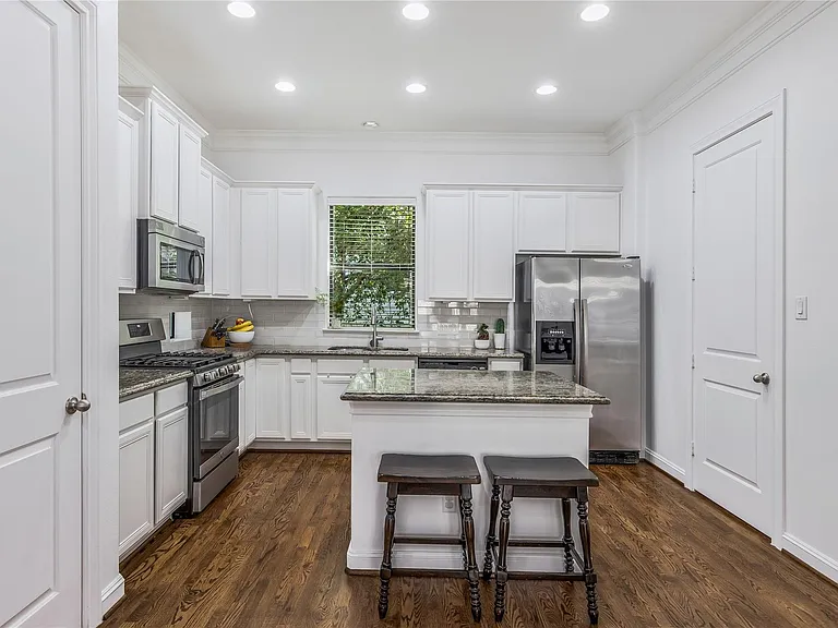 8817 Lakeshore Bend Dr — Photo 5