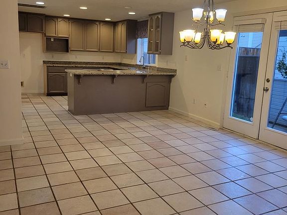 2nd image of 117 Glenn Way APT 3