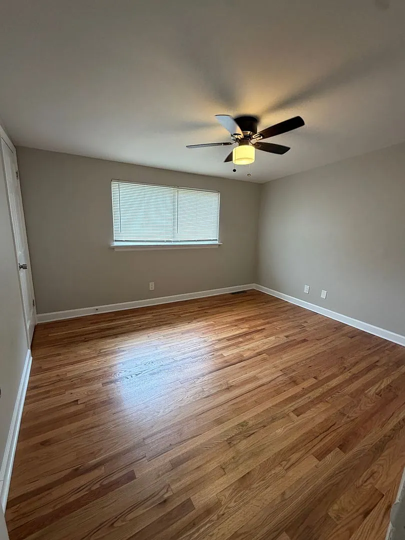 (Newly Renovated) 2 Bedroom Townhome — Photo 3