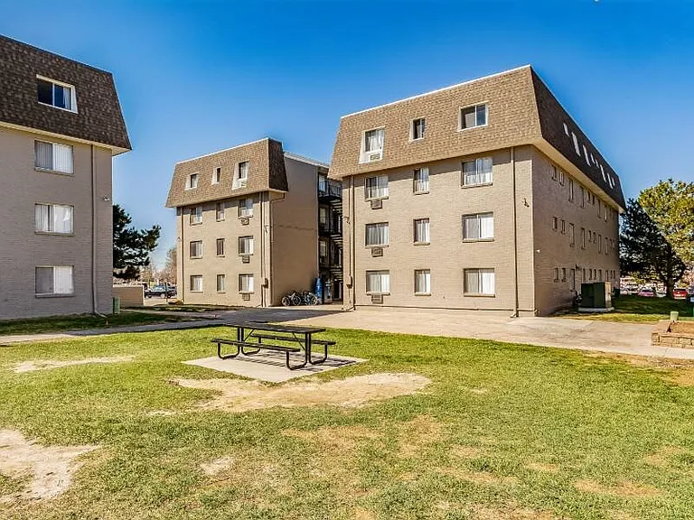 Bridge Square Apartments — Photo 23