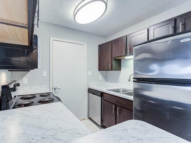 The Lakes of Schaumburg Apartment Homes — Photo 2