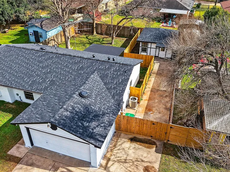 1307 Saddle Rock Dr — Photo 3