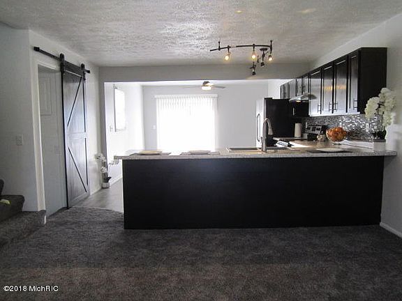 5th image of 293 Oak St