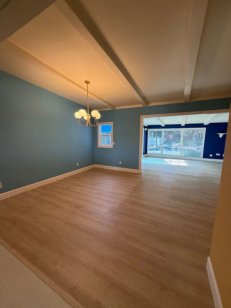 Spacious 4-Bedroom Auburn Home with Private Pool & Expansive Living Areas — Photo 4