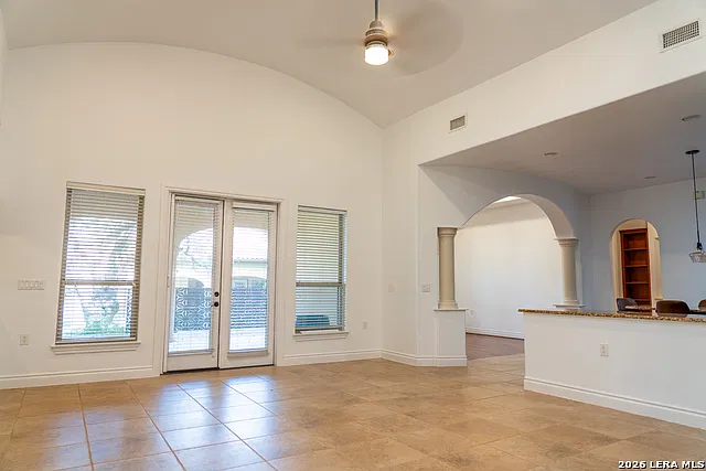 3 bed, 2.5 bath, 2839 sqft, $3,600 — Photo 2