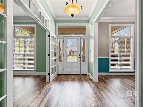 4th image of 704 Edinburgh Ave