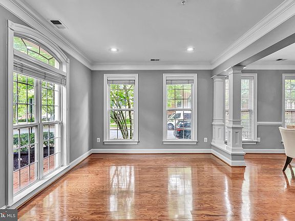 4th image of 555 Longhorn Cres
