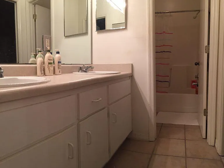 4700 SW Archer Rd #D-30 — Photo 5