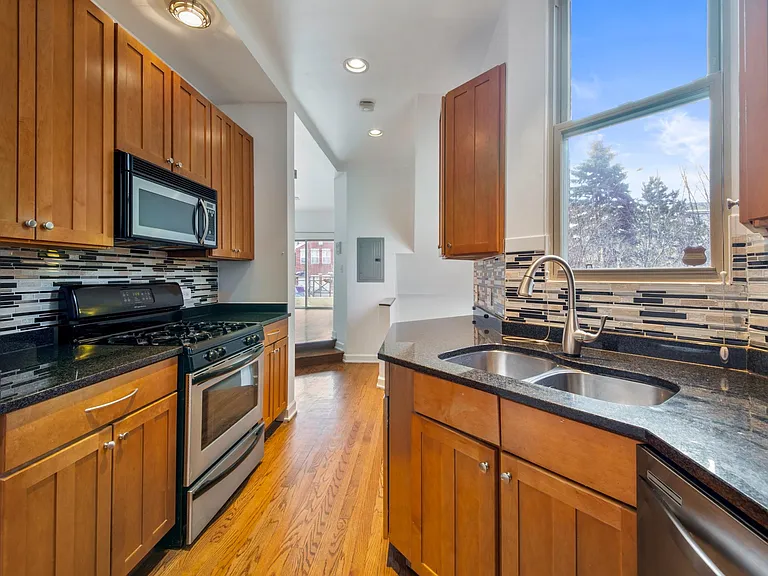 1420 W Erie St #1F — Photo 10