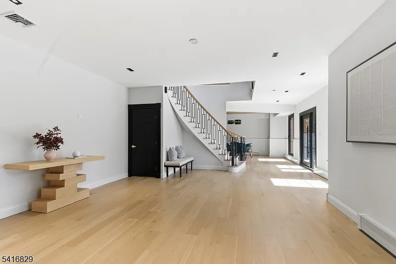 5 bed, 4.5 bath, $12,900 — Photo 4
