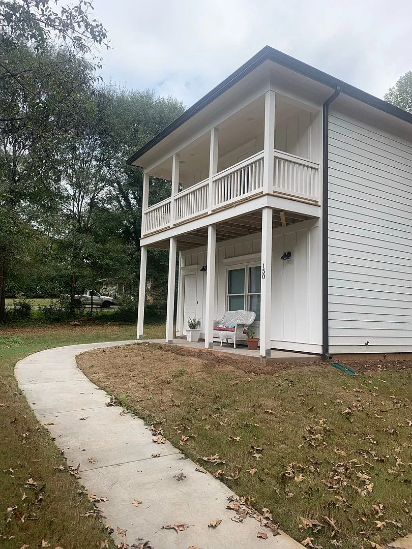 3 Bedroom Near Downtown Available for Pre-Lease — Photo 1