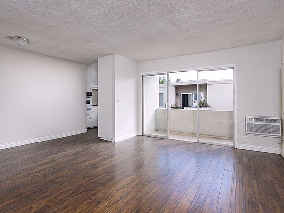 4th image of 5926 Woodman Ave APT 8