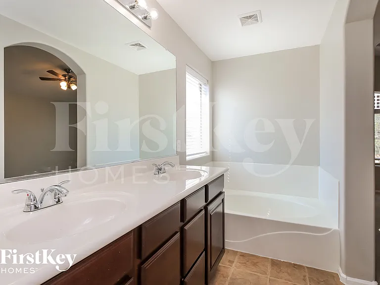 1422 E Penny Ln — Photo 8