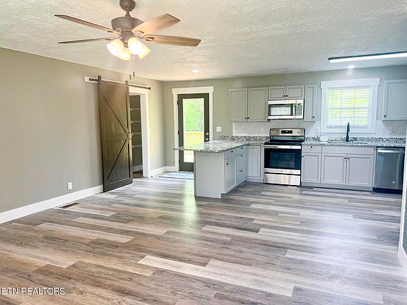3rd image of 745 Hillcrest Dr