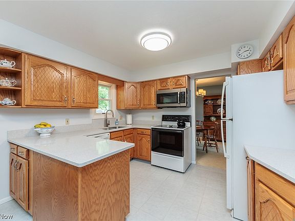 4th image of 457 Edgewood Cir
