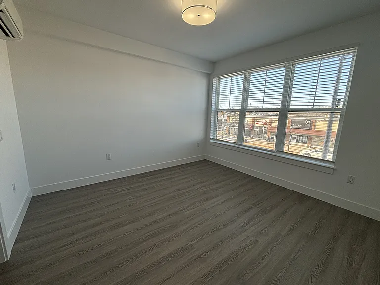The Central — Photo 33