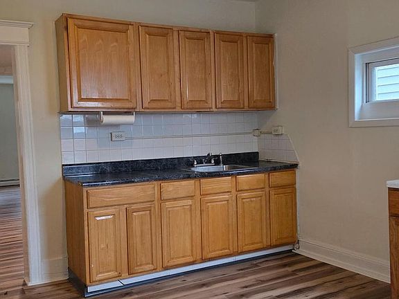 5th image of 143 Grand St