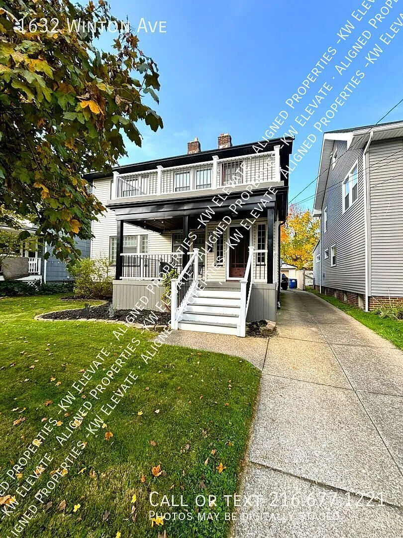Lakewood Bright 2 Bedroom Upstairs Duplex! — Photo 1