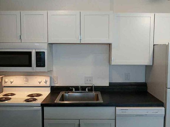 3rd image of 2140 Barclay St #105