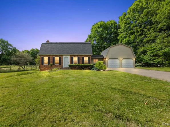 10324 Oakhill Rd, Holly, MI 48442