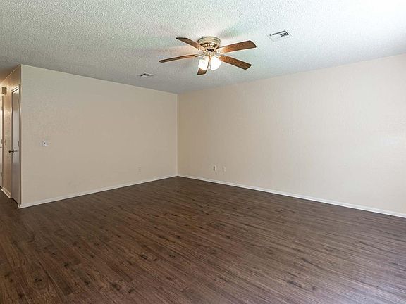 3rd image of 406 Timberlane Dr