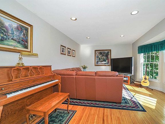 3rd image of 21 High Gate Dr