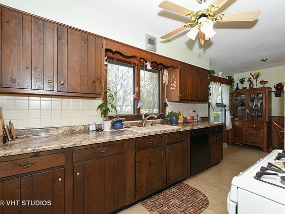 4th image of 292 Deerpath Ln