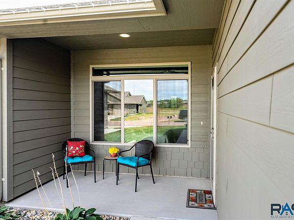 2nd image of 3805 Vendavel St E