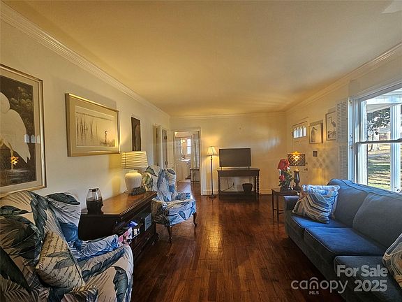 3rd image of 106 Hillside Dr