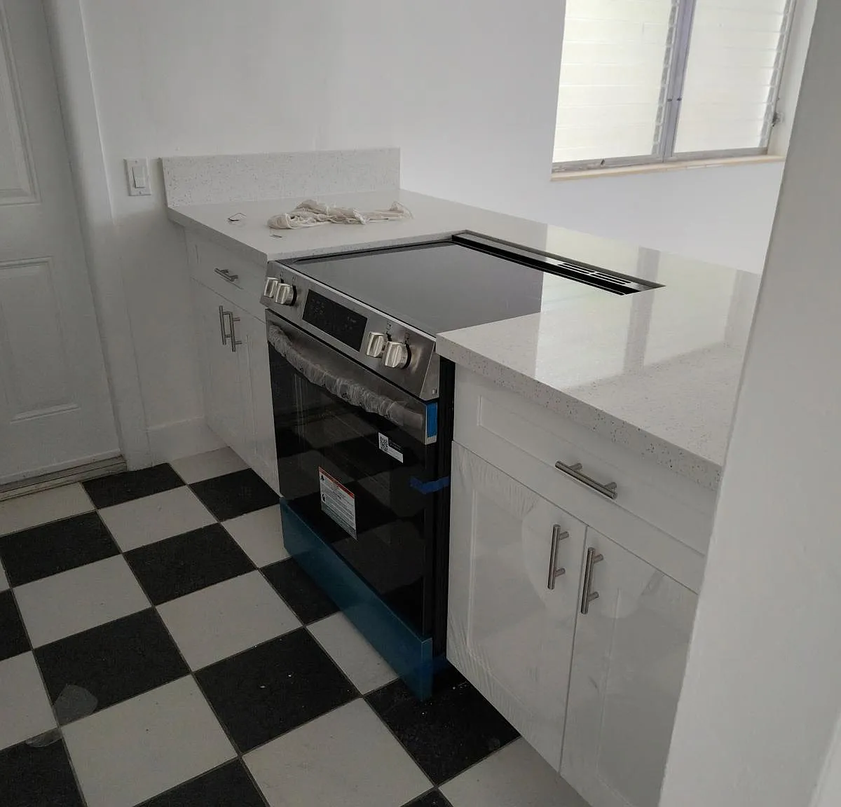 2 bed, 700 sqft, $2,300 — Photo 3