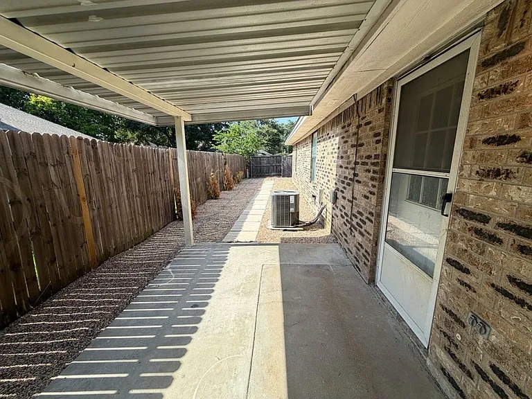 7501 April Ln — Photo 15