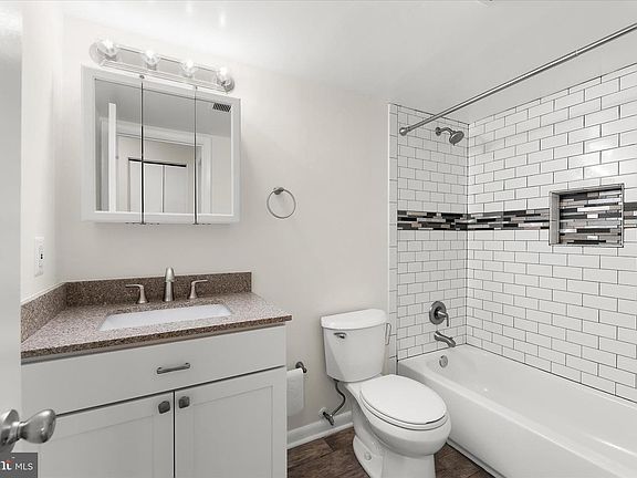 5th image of 1001 Scarlett Oak Ct #2B