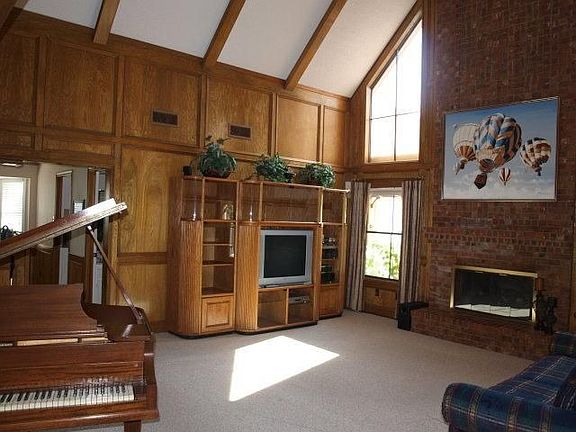 4th image of 923 Lake Country Dr