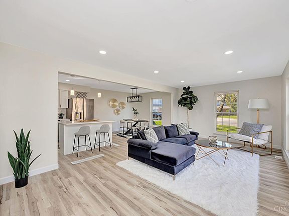 3rd image of 1073 Peachtree Ct