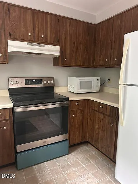 3 bed, 2.0 bath, $1,800 — Photo 2